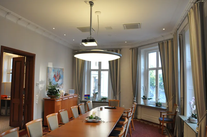 Konferensrum med långbord och stora fönster