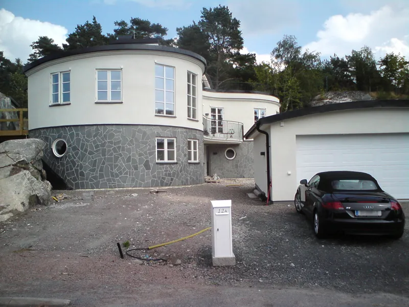 Villa Möttviken sedd utifrån, vit fasad och stenmur